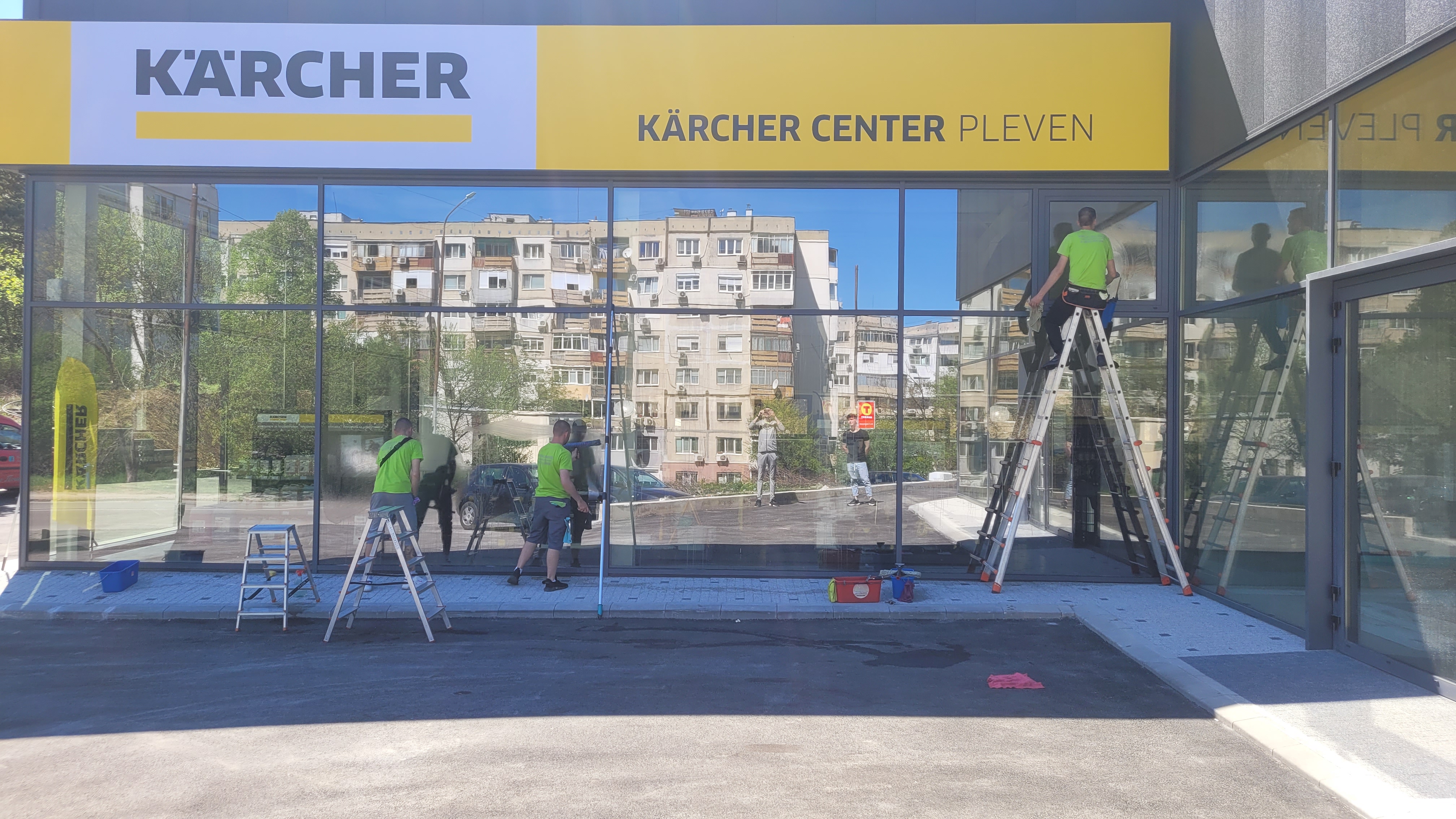 Почистване на прозорци и витрини